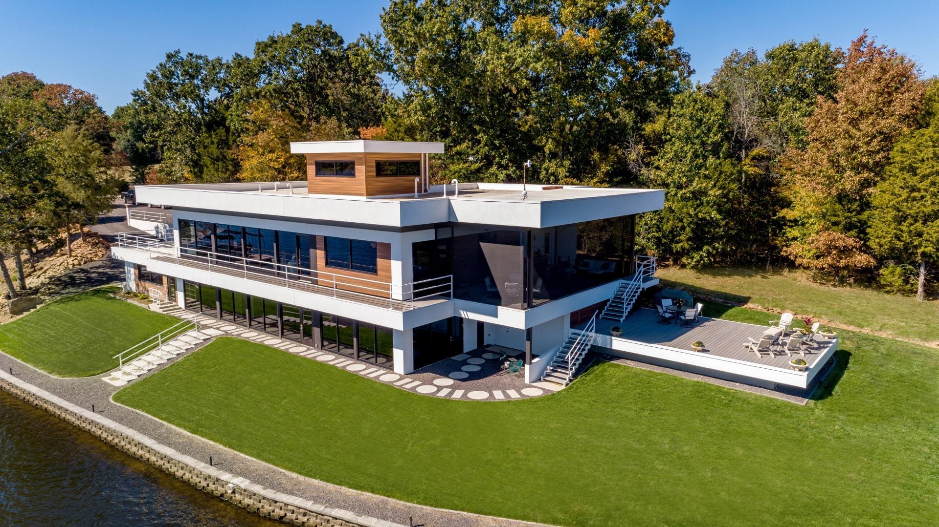 Big Twig Homes LLC. Modern SIP Panel home on the lake. Big Twig Homes LLC. Sells SIP panel kits and Sip Panel framing packages throughout the Southeastern United States.